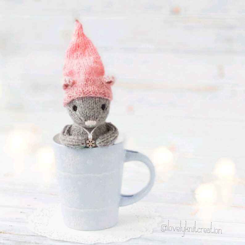 Christmas mice knitting pattern