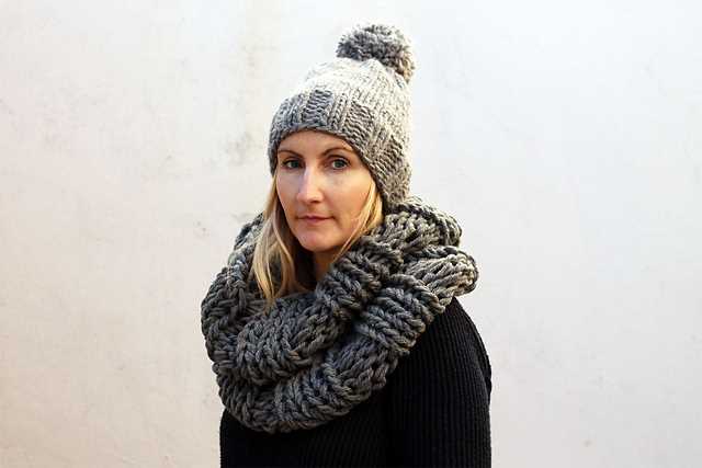 Bulky yarn infinity scarf knitting pattern
