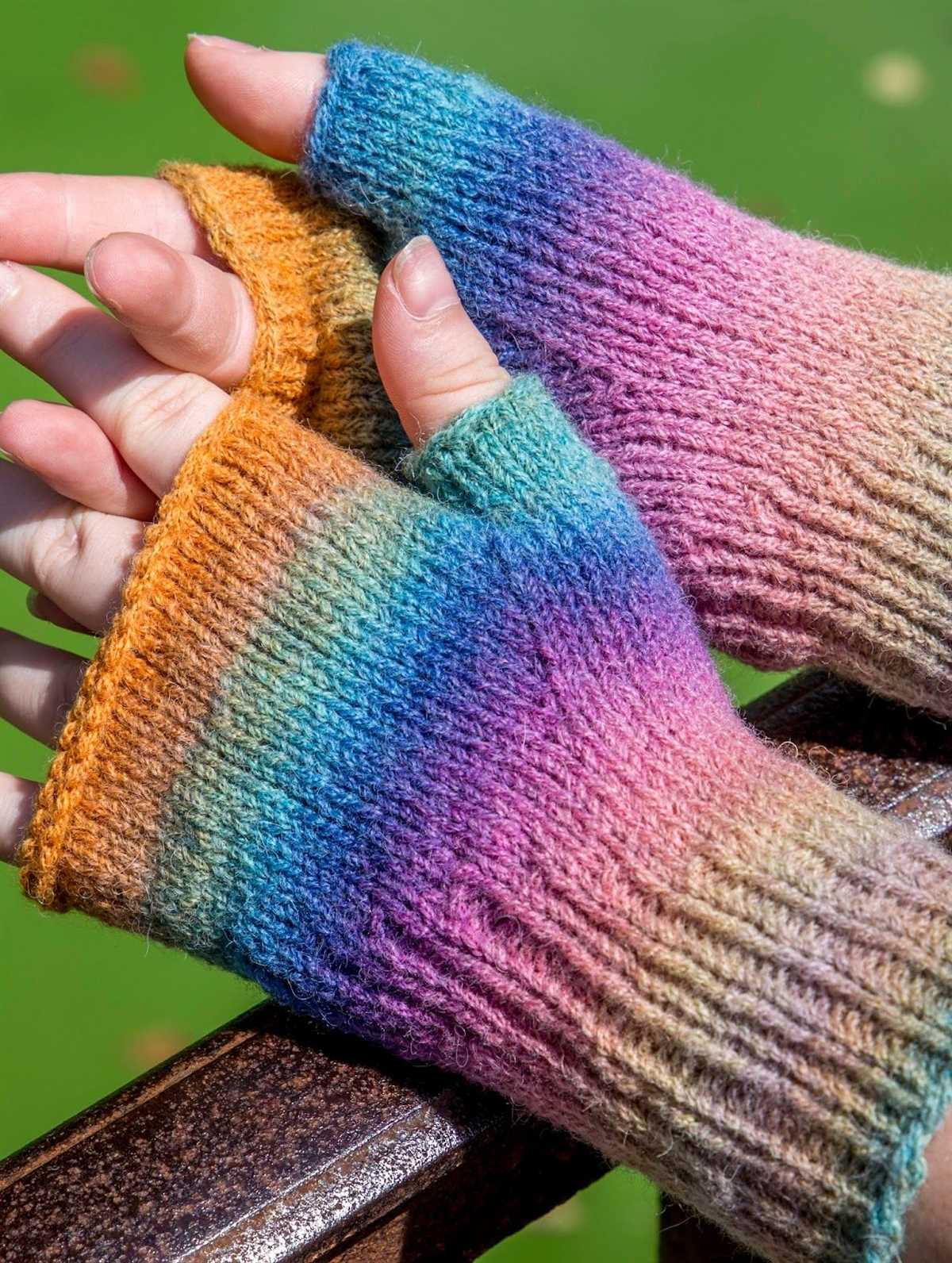 Ribbed fingerless gloves knitting pattern