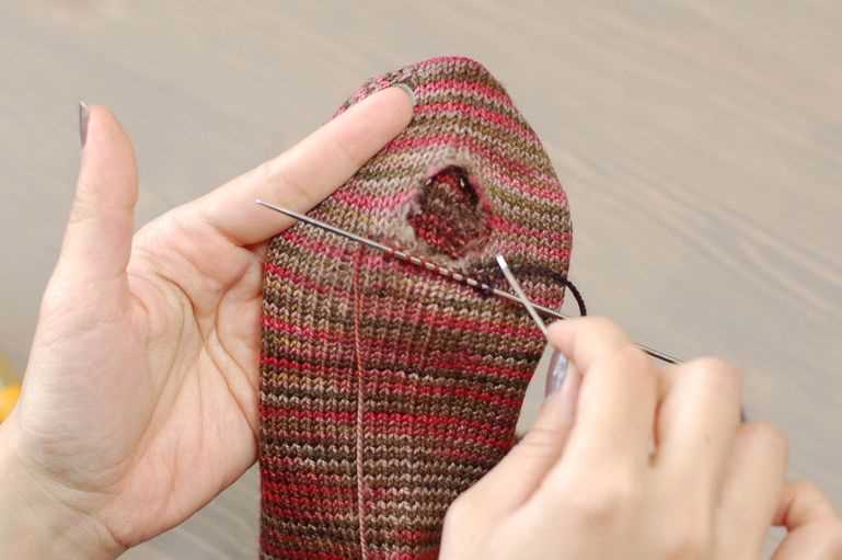 How to knit a hole in a pattern