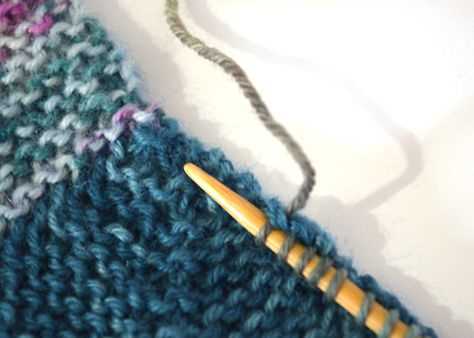 Mitred square knitted blanket pattern