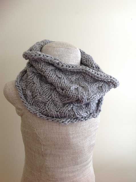 Knitting pattern for cowl using chunky yarn