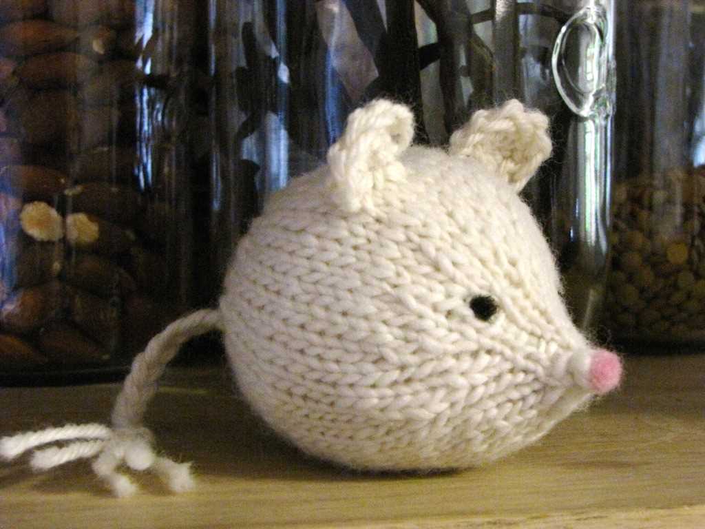 Knitting pattern for a mouse