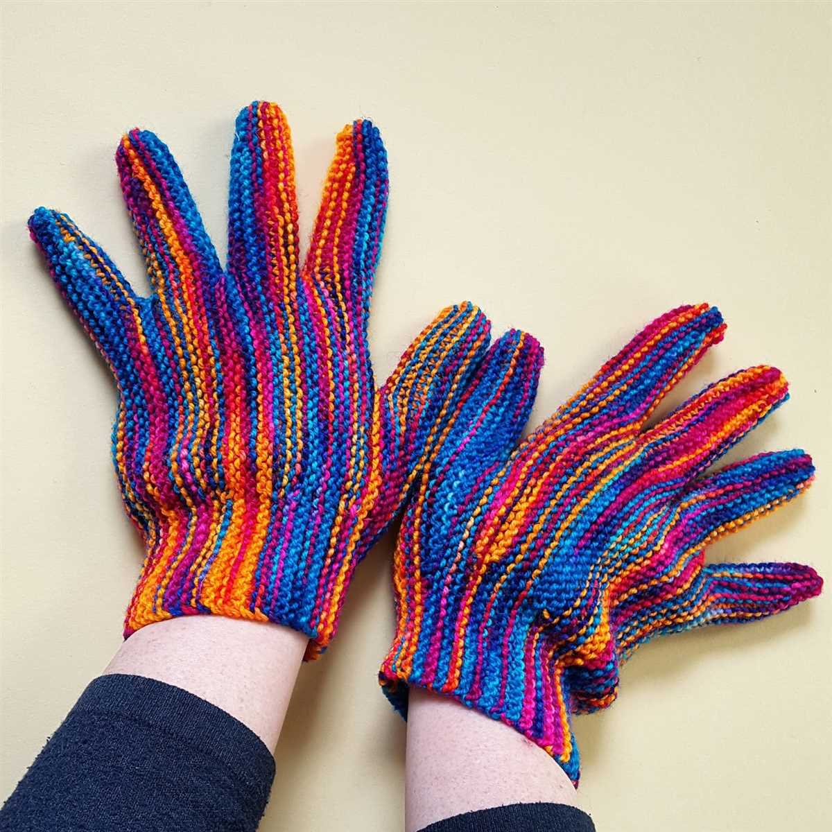 Finger gloves knitting pattern