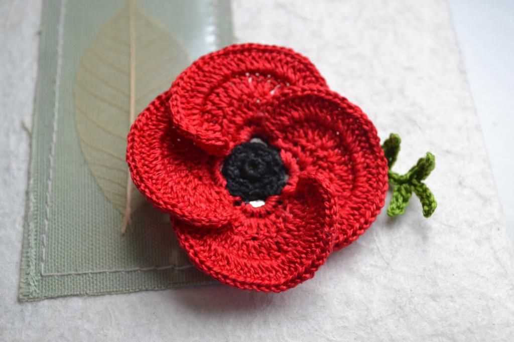 Knitting pattern for poppy brooch
