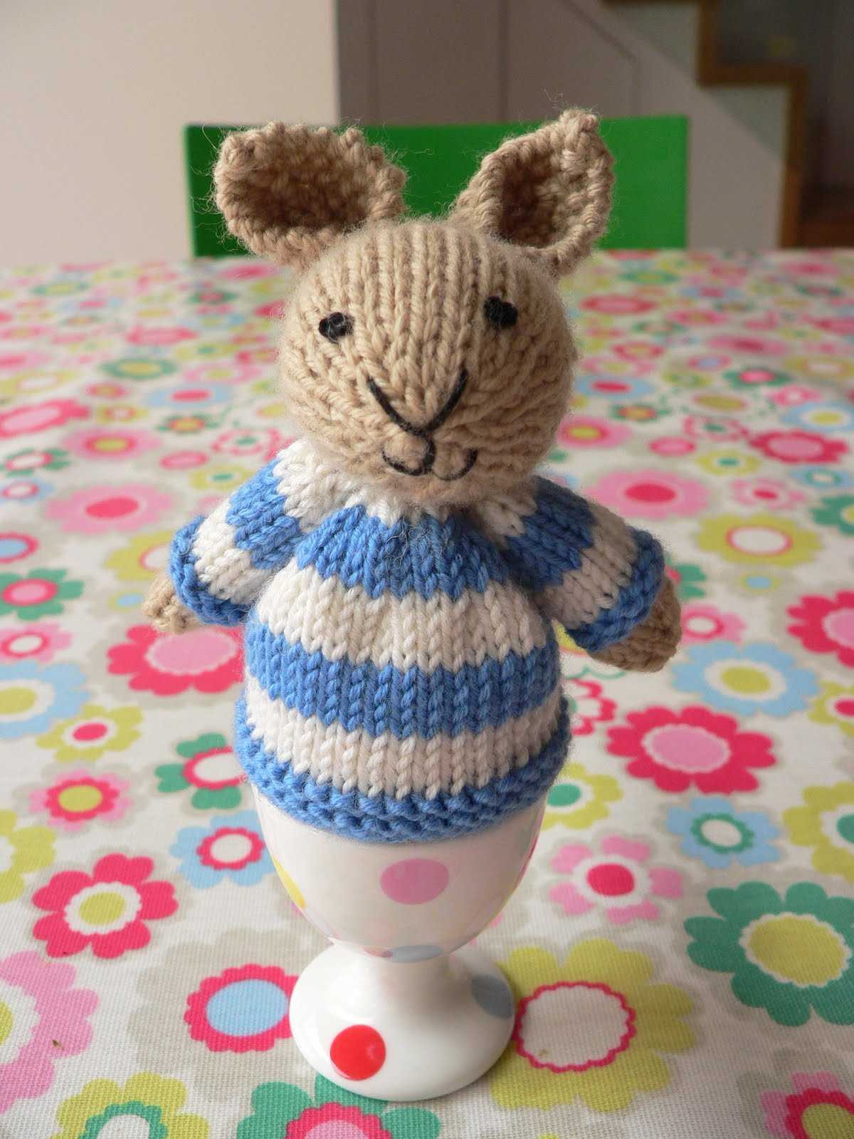 Knitted bunny egg cosy pattern