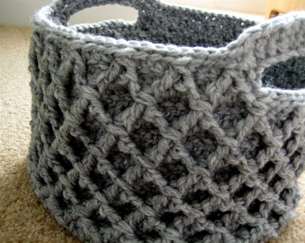 Diamond lattice knit pattern