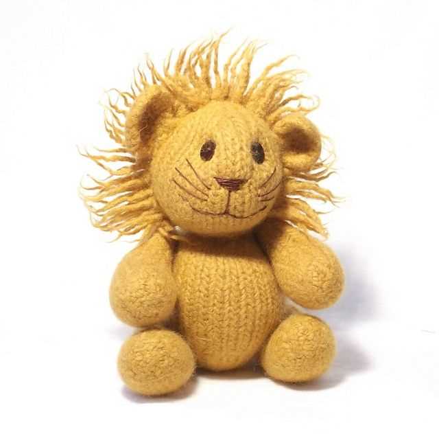 Knitting pattern lion