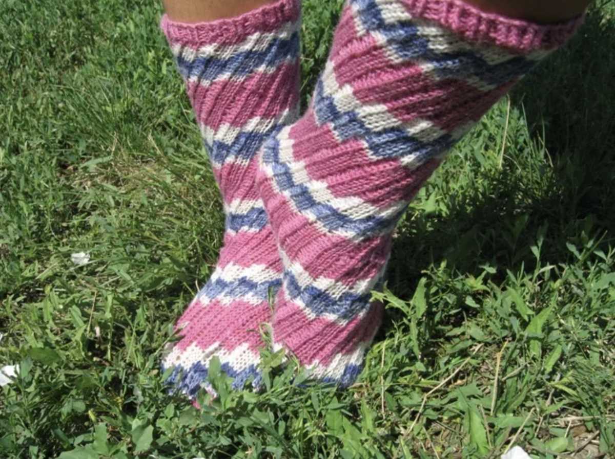 Knitting squirrel sock pattern
