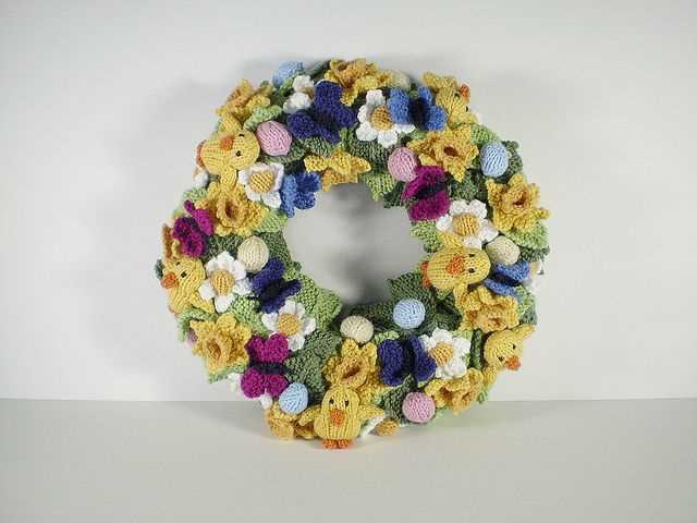 Knitted spring wreath pattern