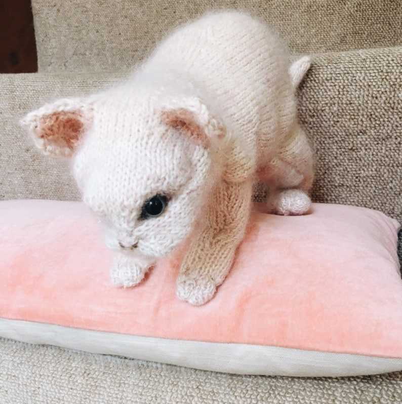 Small knitted cat pattern